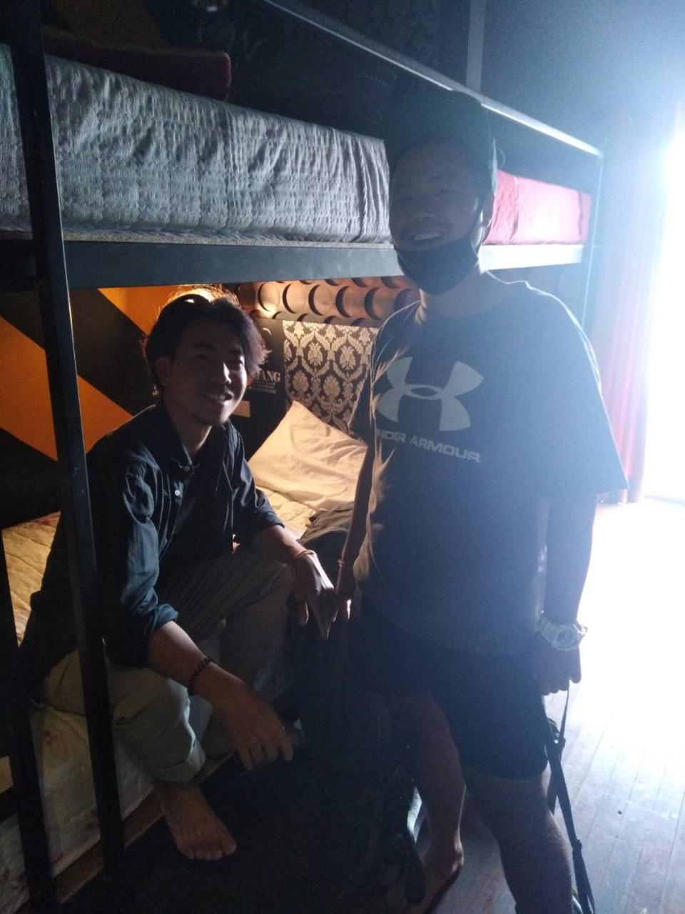 Chang Bed And Bar Hostel (Adults Only) 素叻他尼 外观 照片